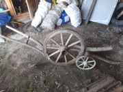 Zabytkowy pług z kolcą i koło od wozu