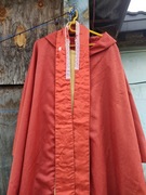 Ornat czerwony ze złotym pasem 