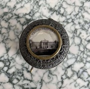 Pamiątkowe pudełeczko z wizerunkiem Gmachu sejmowego. 