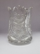 Mały kryształowy wazonik z ozdobnym wzorem gwiazdy