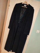 Czarny wełniany płaszcz maxi firmy Jass