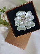 Broszka -  Duża  Perłowa kameliia