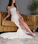 Sofa w kolorze musztardowym o wymiarach 90x182x72 cm.