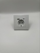 Gniazdo elektryczne zintegrowane z portami ładowania USB.