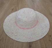 Kapelusz słomkowy z rondem kremowy z różem i drobinkami fioletu