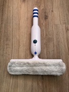 Myjka do okien ze spryskiwaczem z przypinaną  mikrofibrą