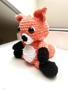 Własnoręcznie wykonany lisek na szydełku. 