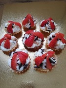 Babeczki z kremem i owocami 