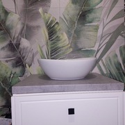 Podwieszana szafka łazienkowa i umywalka nablatowa