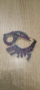 Keyrambit w zestawie z dinozaurem
