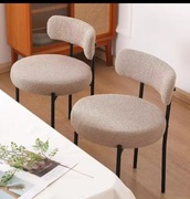 Białe krzesła do jadalni