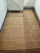 Dywan mało używany.