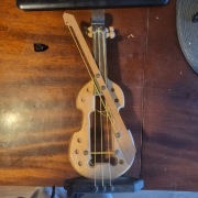 Figurka z afrykańskim instrumentem medycznym 