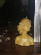 Kobieta z opaską świeca z wosku pszczelego