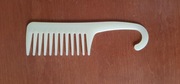 Grzebień z szeroko rozstawionymi zębami i haczykiem do zawieszenia