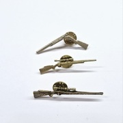 Przypinka myśliwska strzelba z mosiądzu 