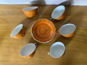 Klasyczne filiżanki do herbaty w pomarańczowym kol