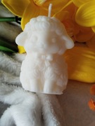 Piękna ręcznie robiona świeca sojowa w kształcie baranka 