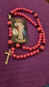 Śliczny różowy Różaniec,na łącznikach rzeżbione różyczki+karta z p.Jezusem 
