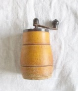 vintage młynek drewniany, prl młynek do pieprzu , retro ozdoba do kuchni