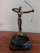Żeliwna popielniczka z kobieta strzelająca z łuku
