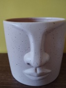 Kremowa  duża doniczka/ osłonka na kwiaty  twarz