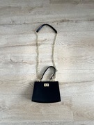 Torebka Ryłko mała skórzana z łańcuszkiem posiada rączkę i pasek