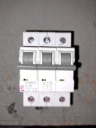 Wyłącznik naprądowy B25