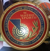 PRL. Kolekcjonerska taca Totalizator Sportowy w służbie sportu.