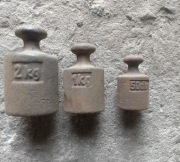 Stary żeliwny odważnik odważniki zestaw 2kg 1kg 0,5kg PRL loft