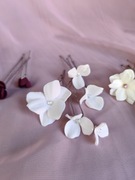 Biżuteria ślubna z białymi kwiatami 