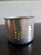  Metalowy pojemnik z dziurkami