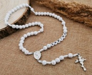 Różaniec imienny biały srebrny krzyżyk sznurkowy prezent Komunia chrzest 