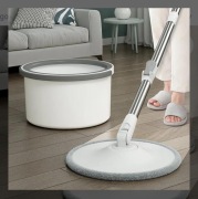 Mop obrotowy oddzielający brudną wodę od czystej 