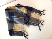 elegancki kremowy granatowy szalik z fredzlami w krate kratke na zime