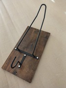 Drewniany lakierowany wieszak dla motocyklisty na kurtkę i kask PREZENT