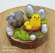 Stroik wielkanocny na drewnie ze świeczką zajączek jajka 