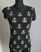 Czarna bluzka T-shirt w białe kotwice z cyrkoniami