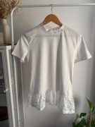 Biały t-shirt z koronkowymi wstawkami