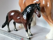 Figurka porcelanowa kon