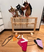 Zestaw Hobby Horse – 3 konie + drewniany stojak + akcesoria