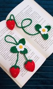 Zestaw truskawek wykonany na szydełku , brelok, zakładka do książki 