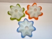 Zestaw trzech kloszy z okresu PRLu każdy w innym kolorze. Klosze