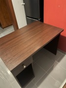 Solidne wygodne biurko