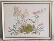 Stary obraz haft krzyżykowy dzikie zioła i kwiaty oprawiony w ramę z szybą