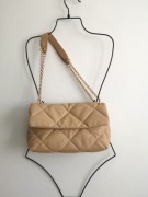 Beżowa pikowana torebka ze złotym łańcuszkiem 