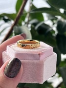 Złoty pierścionek obrączka ze stali nierdzewnej – młotkowana faktura