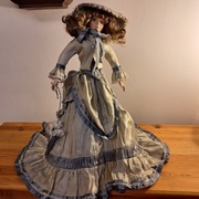 Lalka porcelanowa na stojaku