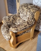 Bardzo wygodny stylowy fotel.  Po renowacji, nowa tkanina. Dębowy stelaż.