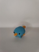 niebiesko żółty dziobak breloczek handmade amiurumi